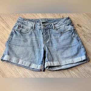 Lds Apt 6 size two light denim shorts with sewn cuffs.